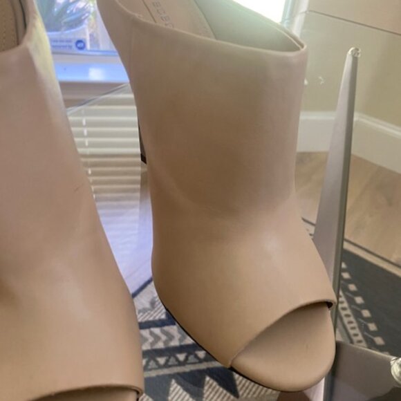 BCBG MaxAzria Mules - Picture 1 of 7